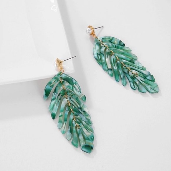 3/$30🖤 Green Acrylic Fern Leaf Pearl Earring Set - Picture 3 of 11